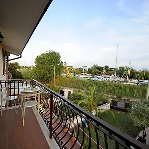 A La Vue Bagno Condiviso Shared Both2piano No Lift No Navetta A Pagamento Aria Condizionata Ed Extra Bed 3 Minuti A Piedi Da Bus Per Fiera Di Roma Гостевой дом